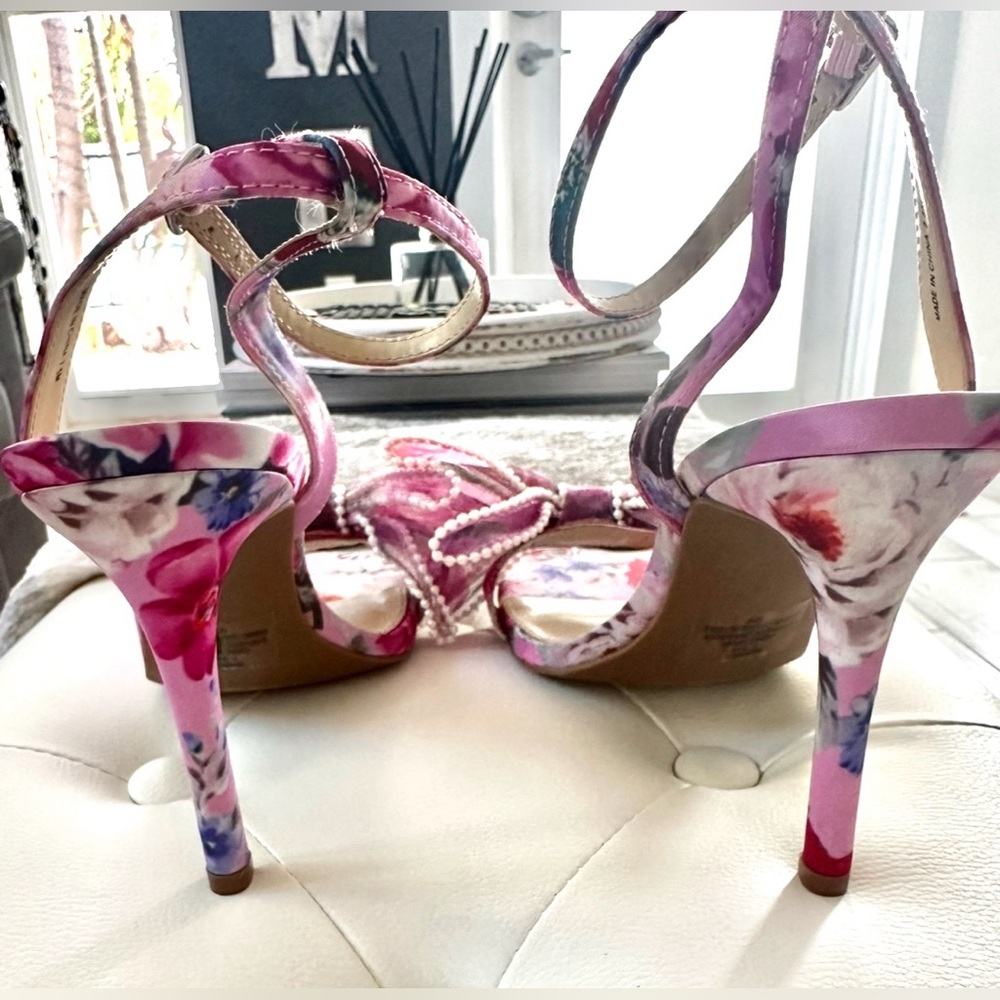 Betsey Johnson Floral Bow Heels Pearl Trim Sandals - Never Worn - Picture 5 of 8